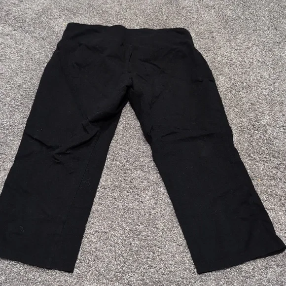Black Capri pants - Picture 6 of 7